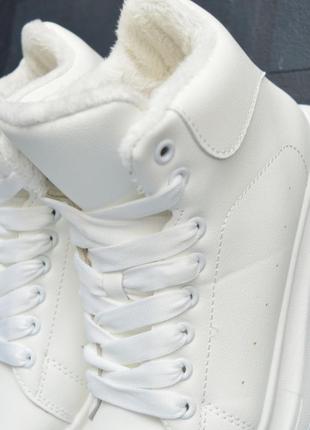 Белые женские молодежные кеды кроссовки хайтопы кожаные на меху платформа на шнурках, стильные под любой стиль на меху зима5 фото