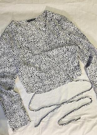 Біла блуза у краплинку із завʼязками навколо талії від shein