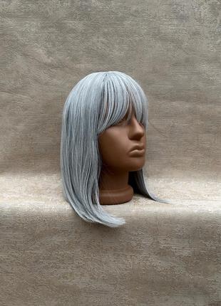 Термо перука каре сірого кольору сиве платинове волосся