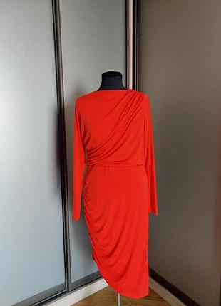Червона сукня з драпировкою