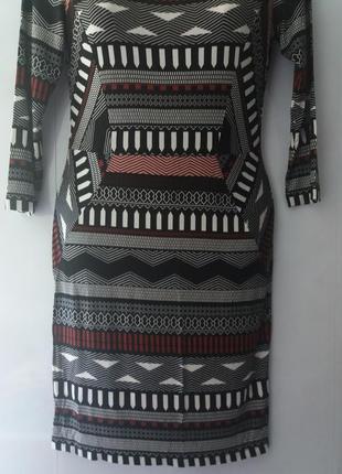 Плаття  з геометричним принтом.