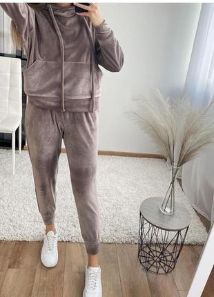 Велюровый спортивный костюм