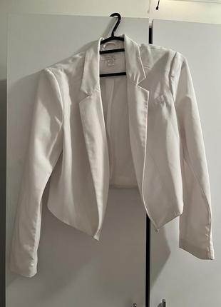 Белый укороченный пиджак жакет