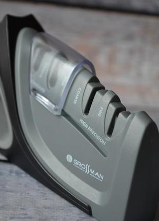 Настольная точилка для ножей крупнозернистой и мелкозернистой заточки, имеет 4 слота...