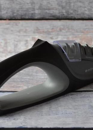 Настольная точилка для ножей крупнозернистой и мелкозернистой заточки, имеет 4 слота...