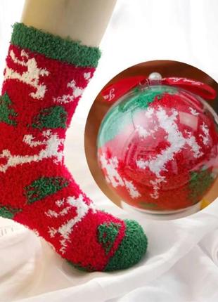 Теплі новорічні шкарпетки (носки) в кулі у вигляді ялинкової прикраси. червоні з оленями. 35-39 розмір