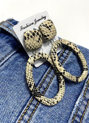 Красиві сережки під зміїну шкіру