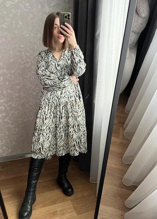 Гарна вільного крою сукня