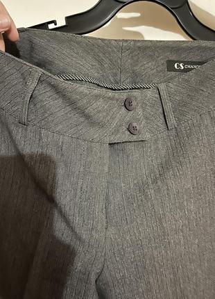 Серые брюки прямого кроя