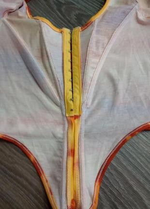 Оранжевый абстрактный корсет с заостренным подолом и длинным рукавом8 фото