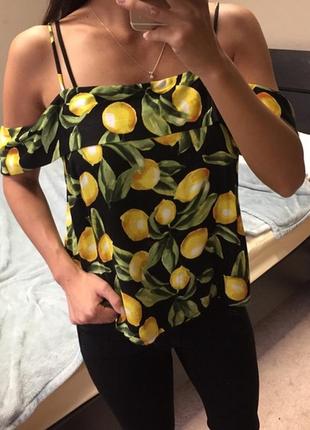 Майка в принт лимоны с открытыми плечами