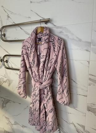 Плюшевий теплий халат victoria's secret short cozy robe pretty blossom script розовый m/l5 фото
