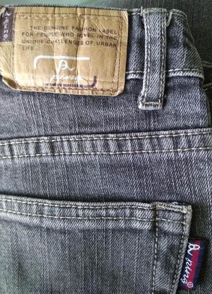 Серые расклешённые джинсы с вышивкой /29 размер6 фото