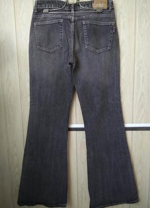 Серые расклешённые джинсы с вышивкой /29 размер3 фото