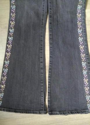 Серые расклешённые джинсы с вышивкой /29 размер7 фото