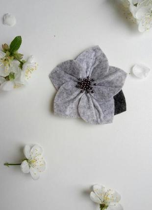 Шпилька для дівчинки квітка, квітка, сіра, резінка, гумка для дівчинки, сіра, для волосся!1 фото