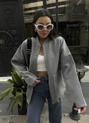 Теплый бомбер на подкладке в стиле oversize.