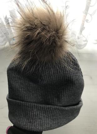 Стильная шапка с натуральным помпоном