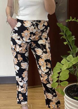 Стильные брюки в цветочный принт4 фото