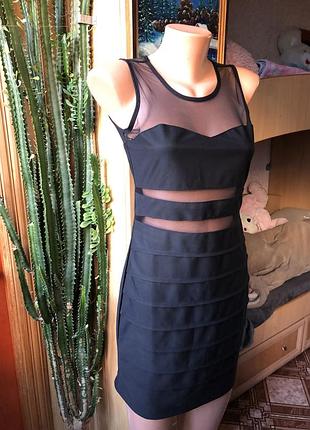 Платье чёрное красиво смотрится