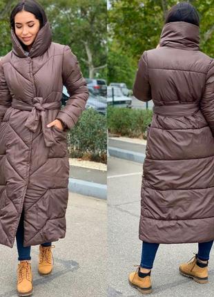 Куртка пальто женская длинная осенняя на осень зима тепла на синтепоне стеганная с капюшоном с поясом бежевая черная коричневая красная базовая7 фото