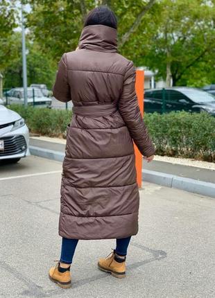 Пальто куртка жіноча довге осіннє зимове на осінь зиму тепле на синтепоні стьобане з капюшоном з поясом бежеве чорне коричневе червоне базове4 фото