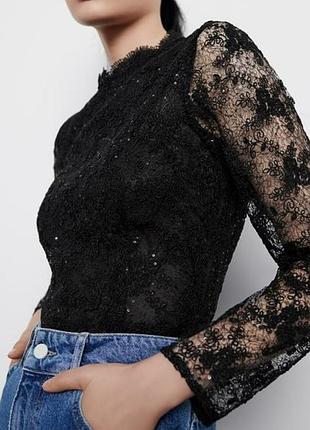 Кружевная блузка с воротником стойкой