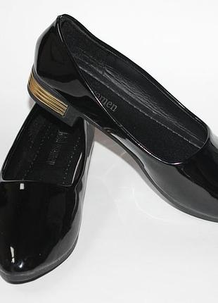 Лакові туфлі легкі і зручні.