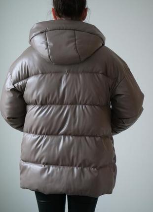Куртка зимняя из экокожи капучино бежевая2 фото
