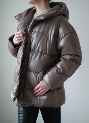 Куртка зимняя из экокожи капучино бежевая3 фото
