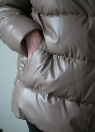 Куртка зимняя из экокожи капучино бежевая7 фото
