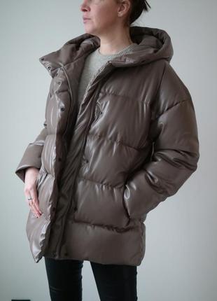Куртка зимняя из экокожи капучино бежевая8 фото