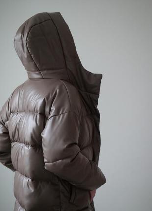 Куртка зимняя из экокожи капучино бежевая9 фото