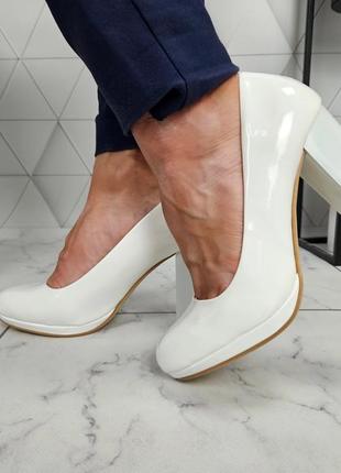 Туфли белые на широком каблуке с платформой распродажа4 фото