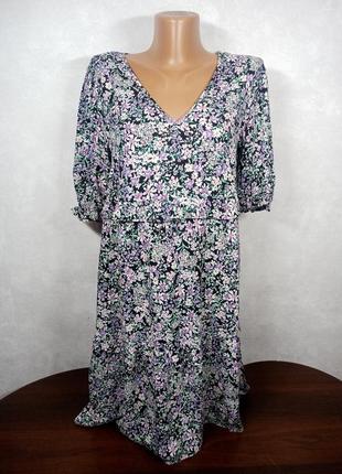Расклешенное ярусное платье из вискозы с цветочным принтом 44 размера
