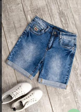 Джинсовые шорты с отворотом высокой талией посадкой
