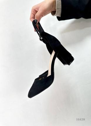 Женские замшевые туфли на каблуке с ремешком