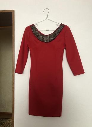 Теплое мини платье-мини красная футляр по фигуре с вышивкой3 фото