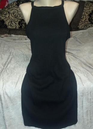 Черное платье в рубчик