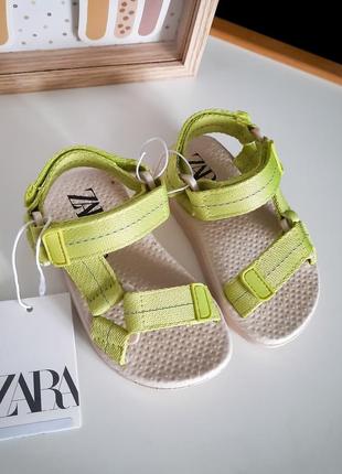 Яскраві босоніжки zara 22 розміру (13,6 см)