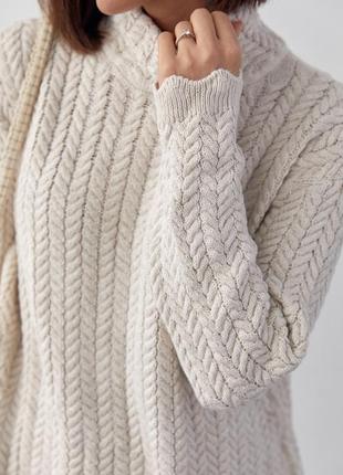 Вязаная туника с узором из мелких косичек