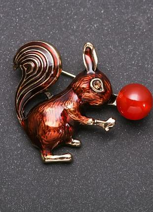 Брошка білка з сердоліком емаль колір коричневий, золотистий метал