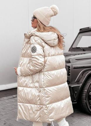 Куртка пальто жіноча тепла зимова на зиму базова з капюшоном утеплена чорна біла бежева коричнева зелена хакі пуховик батал довга стьобана лакова6 фото