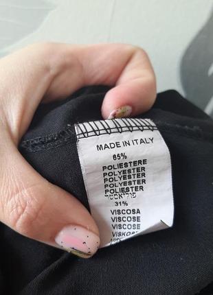 Черные базовые зауженные брюки джоггеры на резинке с бежевой полоской с лампасами5 фото