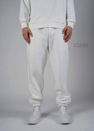 Спортивные штаны утепленные оверсайз белые
