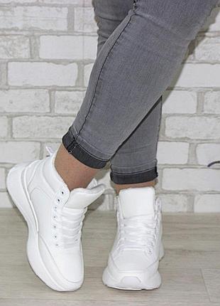 Женские белые зимние ботинки