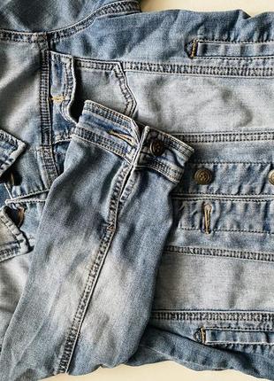 Укорочена джинсовка з потертостями4 фото