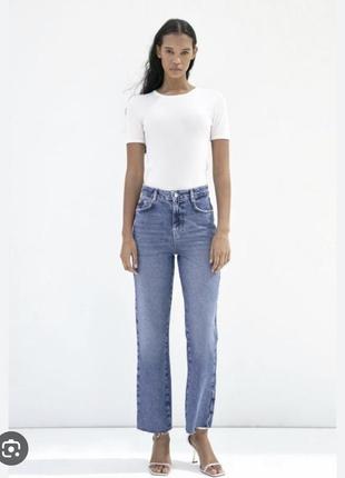 Джинси синие прямой крой необработанный низ прямого кроя zara 6164