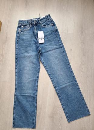 Джинси синие прямой крой необработанный низ прямого кроя zara 6164