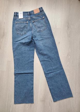 Джинси синие прямой крой необработанный низ прямого кроя zara 6164